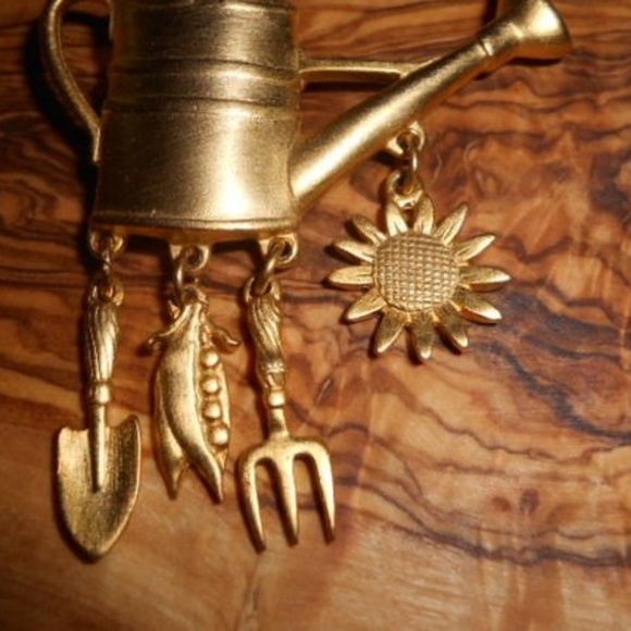 JJ Gold Tone Gardening Water Can Pin Brooch - Picture 2 of 4
